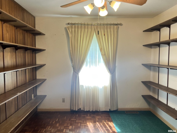 112 Birdsong Drive, Carbondale, Illinois 62901, 5 Bedrooms Bedrooms, 0 ,3 BathroomsBathrooms,Residential,For Sale,Birdsong,0,RMAEB458631