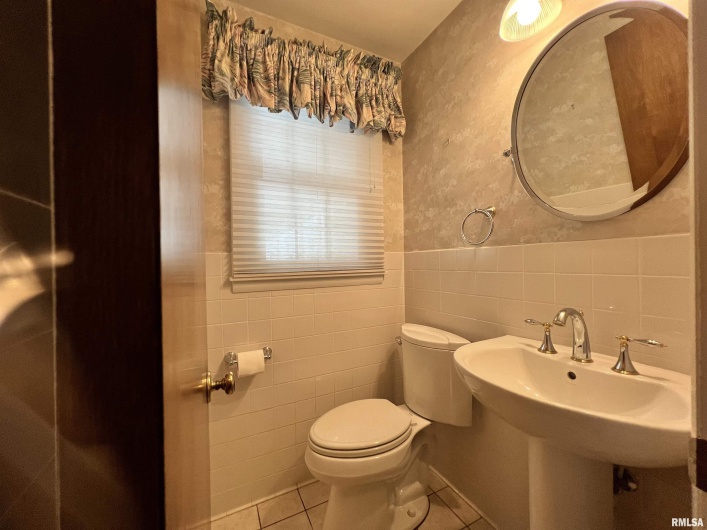 112 Birdsong Drive, Carbondale, Illinois 62901, 5 Bedrooms Bedrooms, 0 ,3 BathroomsBathrooms,Residential,For Sale,Birdsong,0,RMAEB458631