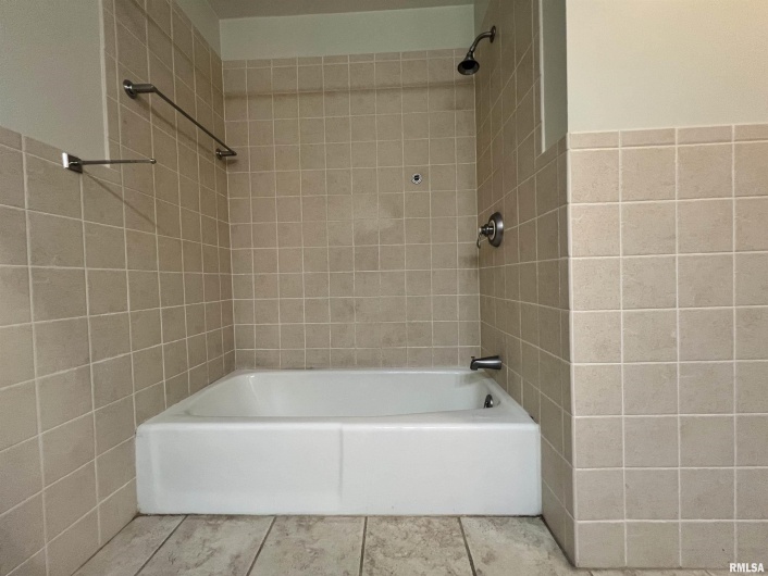 112 Birdsong Drive, Carbondale, Illinois 62901, 5 Bedrooms Bedrooms, 0 ,3 BathroomsBathrooms,Residential,For Sale,Birdsong,0,RMAEB458631