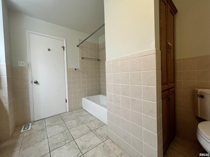 112 Birdsong Drive, Carbondale, Illinois 62901, 5 Bedrooms Bedrooms, 0 ,3 BathroomsBathrooms,Residential,For Sale,Birdsong,0,RMAEB458631