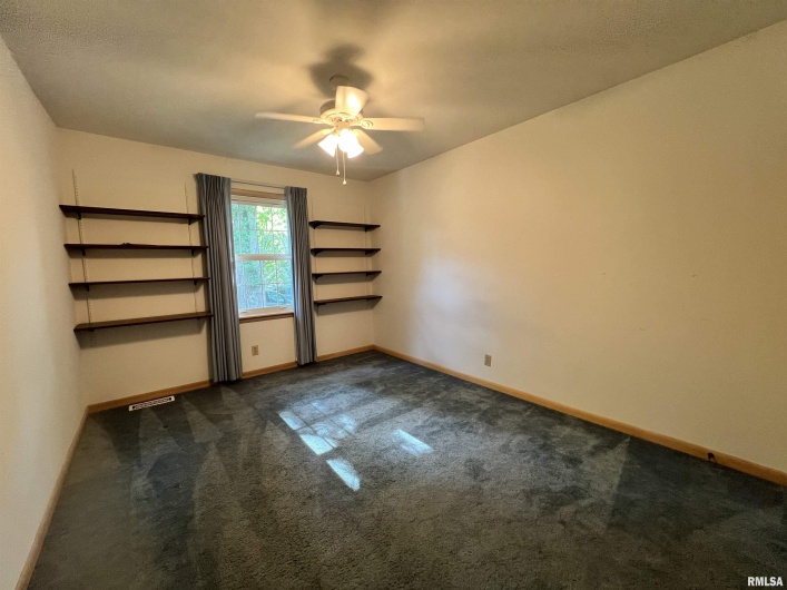 112 Birdsong Drive, Carbondale, Illinois 62901, 5 Bedrooms Bedrooms, 0 ,3 BathroomsBathrooms,Residential,For Sale,Birdsong,0,RMAEB458631