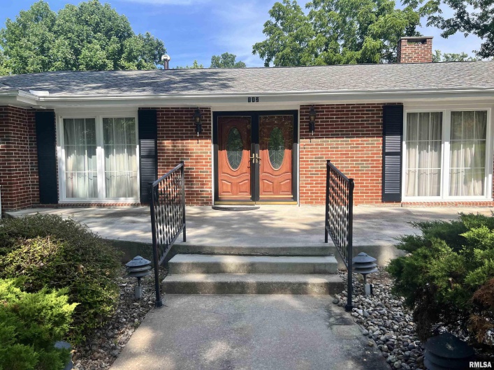 112 Birdsong Drive, Carbondale, Illinois 62901, 5 Bedrooms Bedrooms, 0 ,3 BathroomsBathrooms,Residential,For Sale,Birdsong,0,RMAEB458631