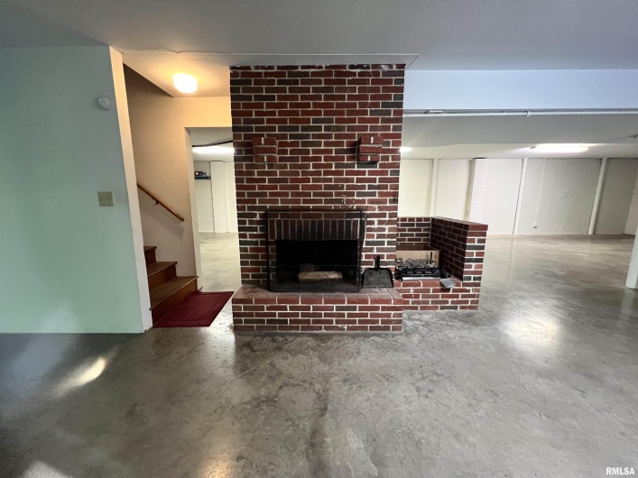 112 Birdsong Drive, Carbondale, Illinois 62901, 5 Bedrooms Bedrooms, 0 ,3 BathroomsBathrooms,Residential,For Sale,Birdsong,0,RMAEB458631