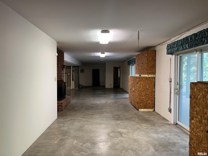 112 Birdsong Drive, Carbondale, Illinois 62901, 5 Bedrooms Bedrooms, 0 ,3 BathroomsBathrooms,Residential,For Sale,Birdsong,0,RMAEB458631