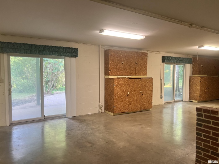 112 Birdsong Drive, Carbondale, Illinois 62901, 5 Bedrooms Bedrooms, 0 ,3 BathroomsBathrooms,Residential,For Sale,Birdsong,0,RMAEB458631