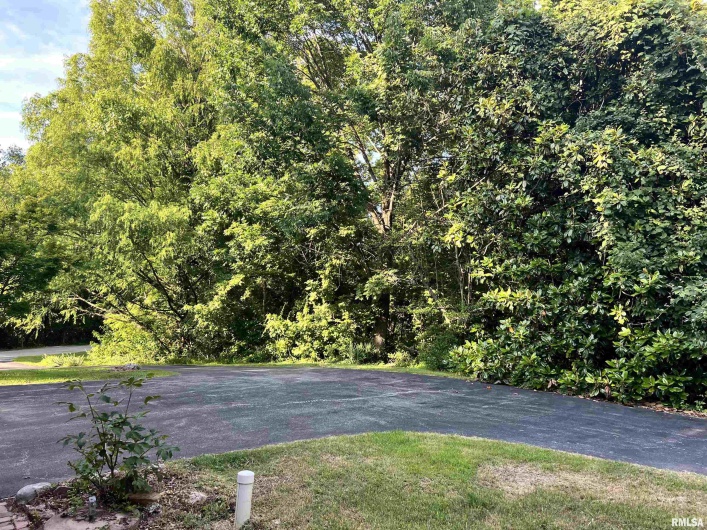 112 Birdsong Drive, Carbondale, Illinois 62901, 5 Bedrooms Bedrooms, 0 ,3 BathroomsBathrooms,Residential,For Sale,Birdsong,0,RMAEB458631