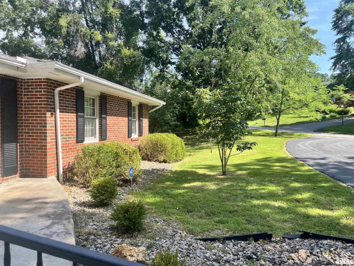 112 Birdsong Drive, Carbondale, Illinois 62901, 5 Bedrooms Bedrooms, 0 ,3 BathroomsBathrooms,Residential,For Sale,Birdsong,0,RMAEB458631