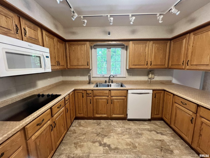 112 Birdsong Drive, Carbondale, Illinois 62901, 5 Bedrooms Bedrooms, 0 ,3 BathroomsBathrooms,Residential,For Sale,Birdsong,0,RMAEB458631