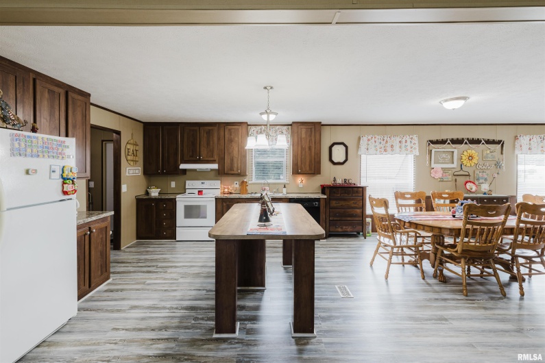 11149 Crenshaw Road, Marion, Illinois 62922, 4 Bedrooms Bedrooms, 0 ,2 BathroomsBathrooms,Residential,For Sale,Crenshaw,0,RMAEB458628
