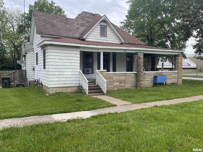408 UNIVERSITY Avenue, Carbondale, Illinois 62901, 3 Bedrooms Bedrooms, 0 ,1 BathroomBathrooms,Residential,For Sale,UNIVERSITY,0,RMAEB458639