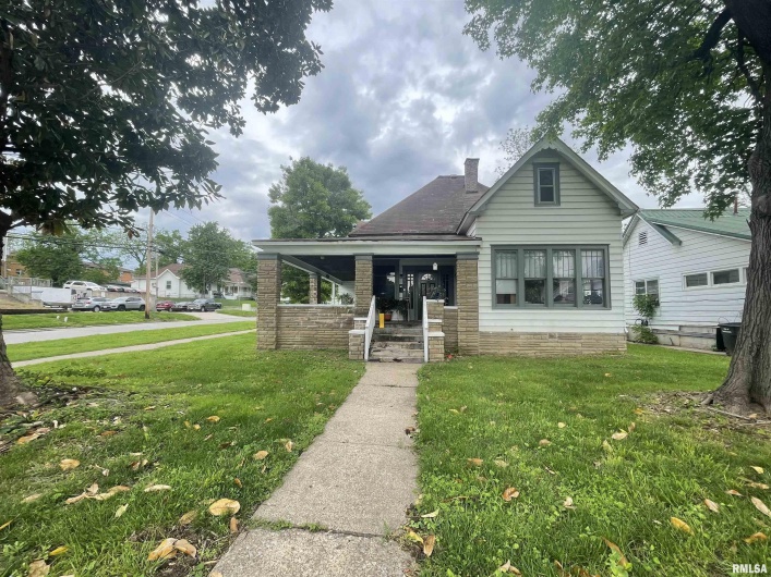 408 UNIVERSITY Avenue, Carbondale, Illinois 62901, 3 Bedrooms Bedrooms, 0 ,1 BathroomBathrooms,Residential,For Sale,UNIVERSITY,0,RMAEB458639