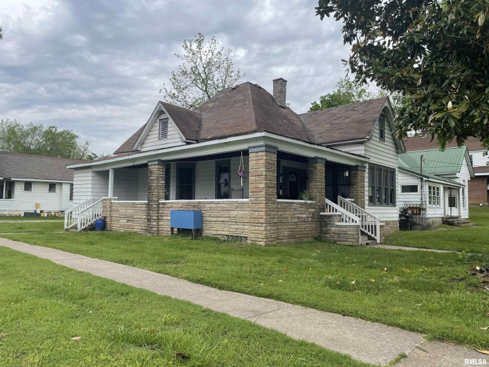 408 UNIVERSITY Avenue, Carbondale, Illinois 62901, 3 Bedrooms Bedrooms, 0 ,1 BathroomBathrooms,Residential,For Sale,UNIVERSITY,0,RMAEB458639