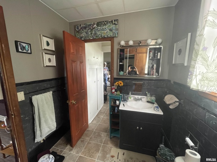408 UNIVERSITY Avenue, Carbondale, Illinois 62901, 3 Bedrooms Bedrooms, 0 ,1 BathroomBathrooms,Residential,For Sale,UNIVERSITY,0,RMAEB458639