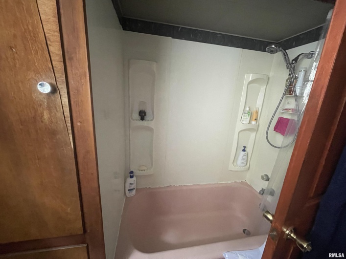 408 UNIVERSITY Avenue, Carbondale, Illinois 62901, 3 Bedrooms Bedrooms, 0 ,1 BathroomBathrooms,Residential,For Sale,UNIVERSITY,0,RMAEB458639