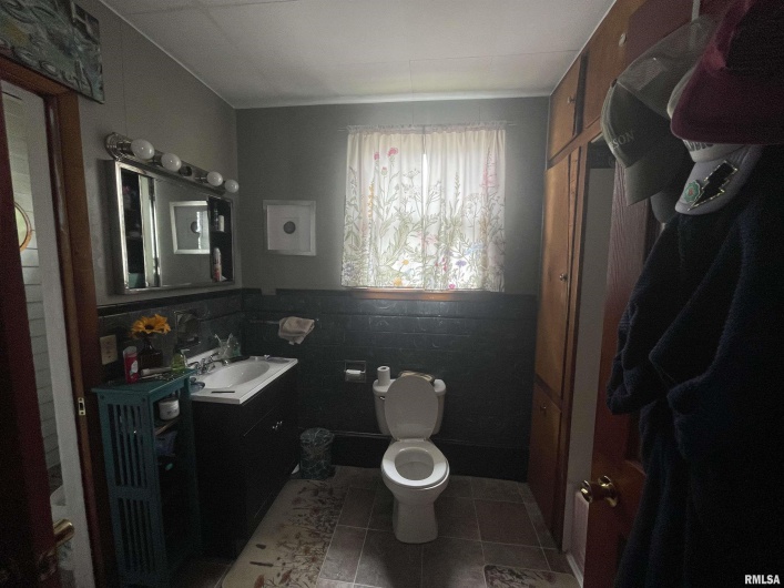 408 UNIVERSITY Avenue, Carbondale, Illinois 62901, 3 Bedrooms Bedrooms, 0 ,1 BathroomBathrooms,Residential,For Sale,UNIVERSITY,0,RMAEB458639
