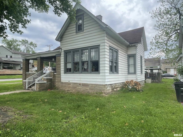 408 UNIVERSITY Avenue, Carbondale, Illinois 62901, 3 Bedrooms Bedrooms, 0 ,1 BathroomBathrooms,Residential,For Sale,UNIVERSITY,0,RMAEB458639