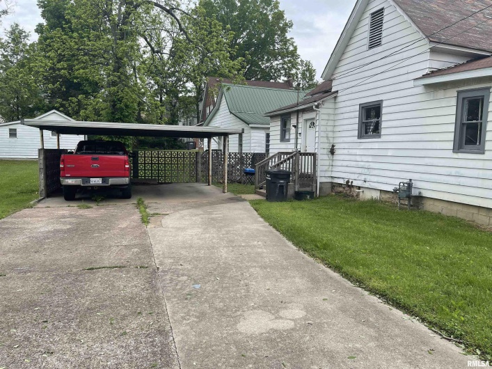 408 UNIVERSITY Avenue, Carbondale, Illinois 62901, 3 Bedrooms Bedrooms, 0 ,1 BathroomBathrooms,Residential,For Sale,UNIVERSITY,0,RMAEB458639