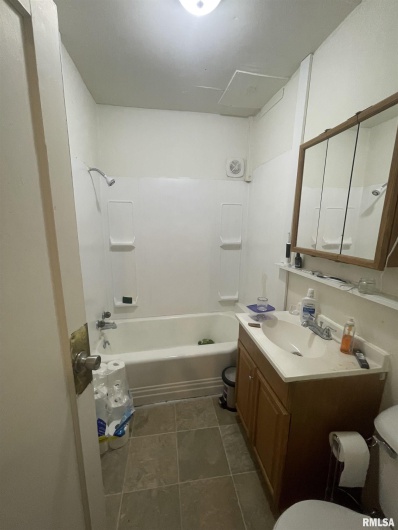 906 ELIZABETH Street, Carbondale, Illinois 62901, 6 Bedrooms Bedrooms, 0 ,2 BathroomsBathrooms,Residential,For Sale,ELIZABETH,0,RMAEB458640