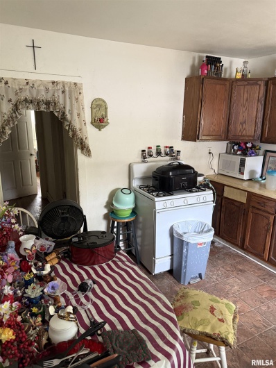 906 ELIZABETH Street, Carbondale, Illinois 62901, 6 Bedrooms Bedrooms, 0 ,2 BathroomsBathrooms,Residential,For Sale,ELIZABETH,0,RMAEB458640