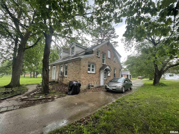 906 ELIZABETH Street, Carbondale, Illinois 62901, 6 Bedrooms Bedrooms, 0 ,2 BathroomsBathrooms,Residential,For Sale,ELIZABETH,0,RMAEB458640