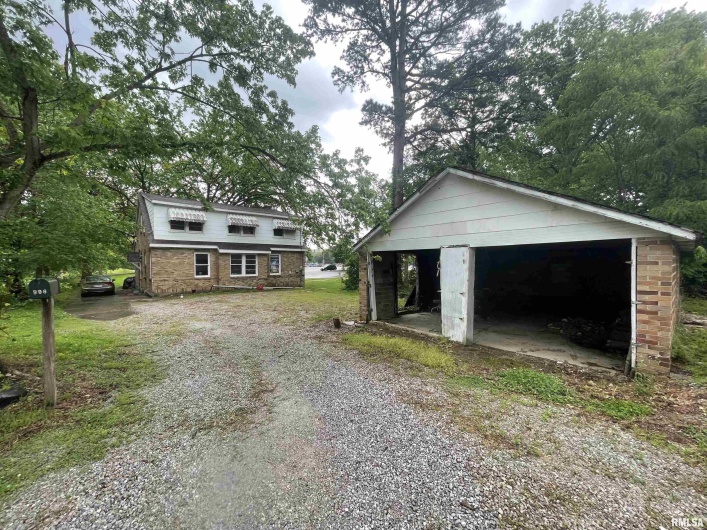 906 ELIZABETH Street, Carbondale, Illinois 62901, 6 Bedrooms Bedrooms, 0 ,2 BathroomsBathrooms,Residential,For Sale,ELIZABETH,0,RMAEB458640