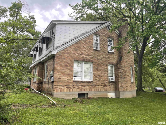 906 ELIZABETH Street, Carbondale, Illinois 62901, 6 Bedrooms Bedrooms, 0 ,2 BathroomsBathrooms,Residential,For Sale,ELIZABETH,0,RMAEB458640