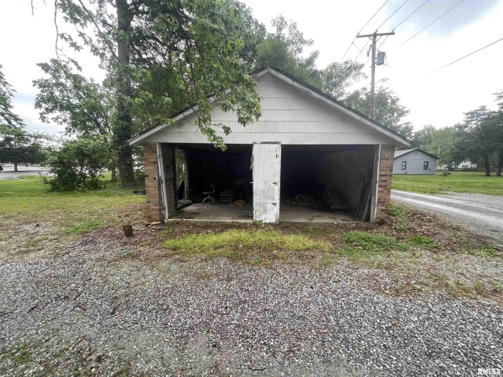 906 ELIZABETH Street, Carbondale, Illinois 62901, 6 Bedrooms Bedrooms, 0 ,2 BathroomsBathrooms,Residential,For Sale,ELIZABETH,0,RMAEB458640
