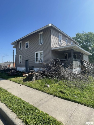 300 COLLEGE Street, Carbondale, Illinois 62901, 5 Bedrooms Bedrooms, 0 ,2 BathroomsBathrooms,Residential,For Sale,COLLEGE,0,RMAEB458643