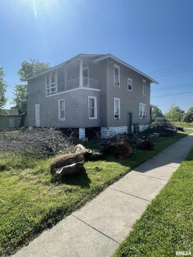 300 COLLEGE Street, Carbondale, Illinois 62901, 5 Bedrooms Bedrooms, 0 ,2 BathroomsBathrooms,Residential,For Sale,COLLEGE,0,RMAEB458643