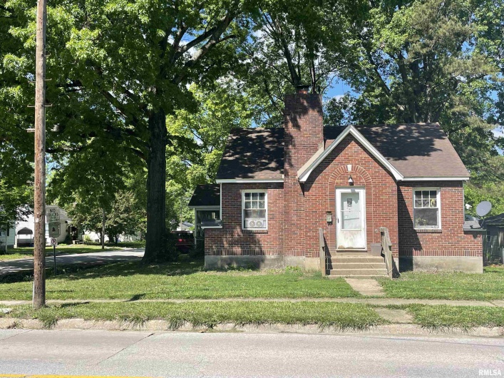300 OAKLAND Avenue, Carbondale, Illinois 62901, 2 Bedrooms Bedrooms, 0 ,1 BathroomBathrooms,Residential,For Sale,OAKLAND,0,RMAEB458644