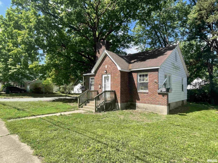 300 OAKLAND Avenue, Carbondale, Illinois 62901, 2 Bedrooms Bedrooms, 0 ,1 BathroomBathrooms,Residential,For Sale,OAKLAND,0,RMAEB458644