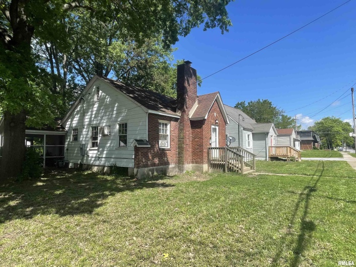 300 OAKLAND Avenue, Carbondale, Illinois 62901, 2 Bedrooms Bedrooms, 0 ,1 BathroomBathrooms,Residential,For Sale,OAKLAND,0,RMAEB458644