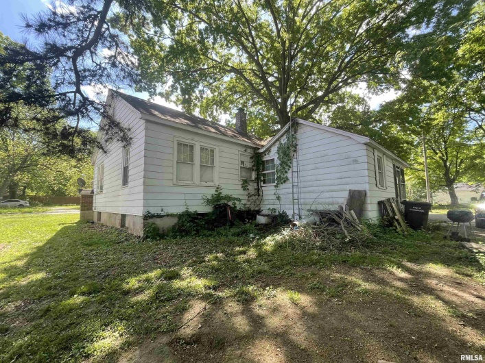 300 OAKLAND Avenue, Carbondale, Illinois 62901, 2 Bedrooms Bedrooms, 0 ,1 BathroomBathrooms,Residential,For Sale,OAKLAND,0,RMAEB458644
