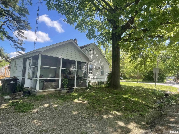 300 OAKLAND Avenue, Carbondale, Illinois 62901, 2 Bedrooms Bedrooms, 0 ,1 BathroomBathrooms,Residential,For Sale,OAKLAND,0,RMAEB458644