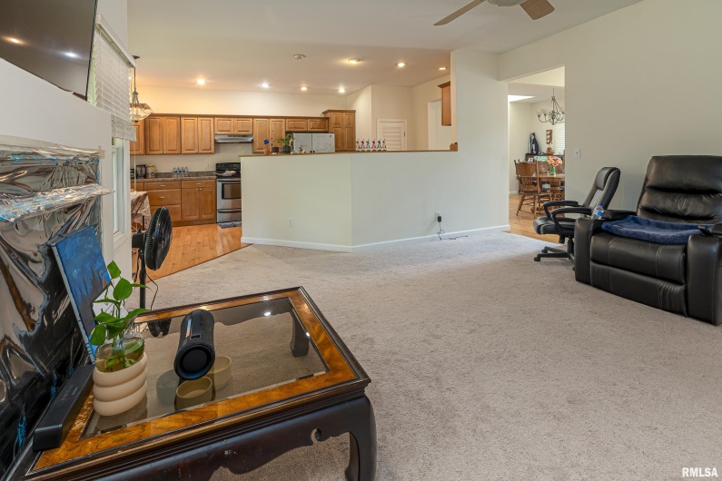 2129 MEADOW Lane, Carbondale, Illinois 62901, 4 Bedrooms Bedrooms, 0 ,3 BathroomsBathrooms,Residential,For Sale,MEADOW,0,RMAEB454972