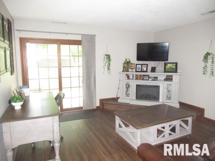 209 8TH Street, Herrin, Illinois 62948, 2 Bedrooms Bedrooms, 0 ,2 BathroomsBathrooms,Residential,For Sale,8TH,0,RMAEB458670