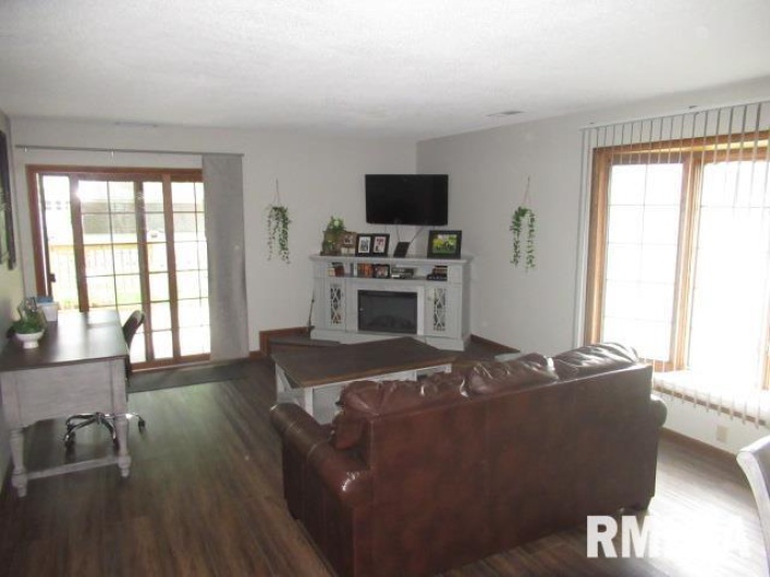209 8TH Street, Herrin, Illinois 62948, 2 Bedrooms Bedrooms, 0 ,2 BathroomsBathrooms,Residential,For Sale,8TH,0,RMAEB458670