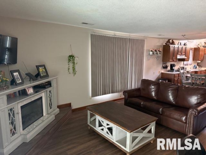 209 8TH Street, Herrin, Illinois 62948, 2 Bedrooms Bedrooms, 0 ,2 BathroomsBathrooms,Residential,For Sale,8TH,0,RMAEB458670