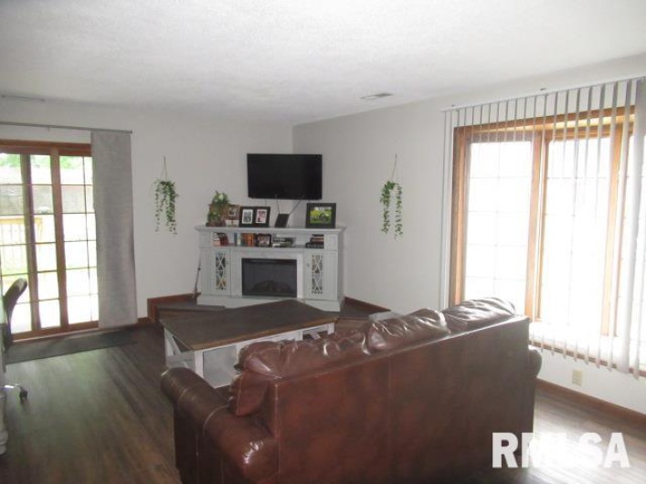 209 8TH Street, Herrin, Illinois 62948, 2 Bedrooms Bedrooms, 0 ,2 BathroomsBathrooms,Residential,For Sale,8TH,0,RMAEB458670