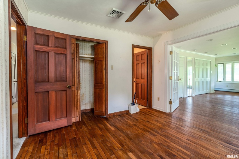 2723 COUNTRY CLUB Road, Carbondale, Illinois 62901, 3 Bedrooms Bedrooms, 0 ,1 BathroomBathrooms,Residential,For Sale,COUNTRY CLUB,0,RMAEB458689