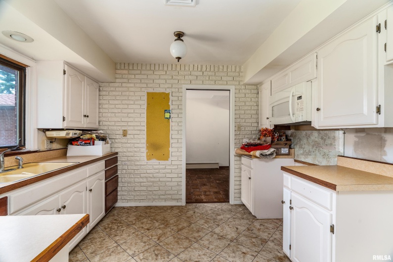2723 COUNTRY CLUB Road, Carbondale, Illinois 62901, 3 Bedrooms Bedrooms, 0 ,1 BathroomBathrooms,Residential,For Sale,COUNTRY CLUB,0,RMAEB458689