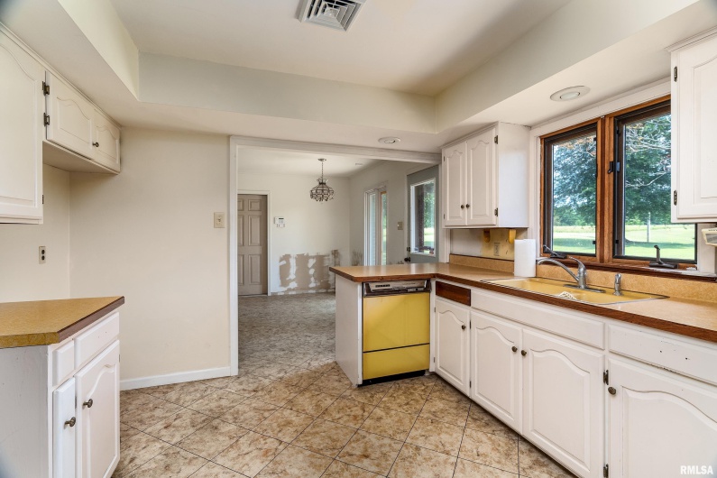 2723 COUNTRY CLUB Road, Carbondale, Illinois 62901, 3 Bedrooms Bedrooms, 0 ,1 BathroomBathrooms,Residential,For Sale,COUNTRY CLUB,0,RMAEB458689
