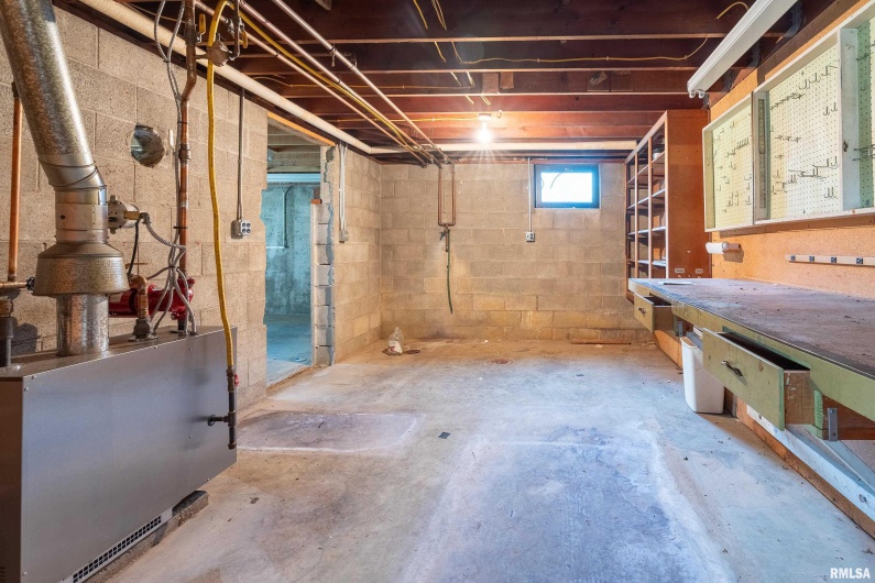 2723 COUNTRY CLUB Road, Carbondale, Illinois 62901, 3 Bedrooms Bedrooms, 0 ,1 BathroomBathrooms,Residential,For Sale,COUNTRY CLUB,0,RMAEB458689