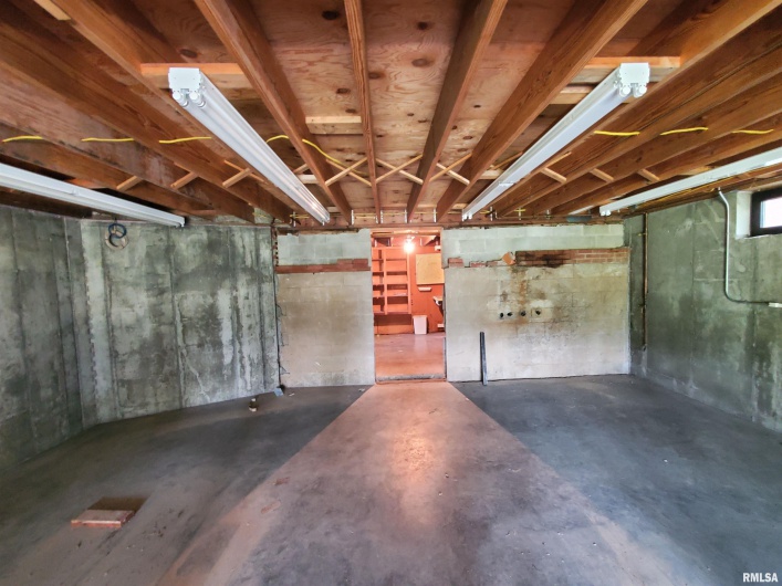 2723 COUNTRY CLUB Road, Carbondale, Illinois 62901, 3 Bedrooms Bedrooms, 0 ,1 BathroomBathrooms,Residential,For Sale,COUNTRY CLUB,0,RMAEB458689