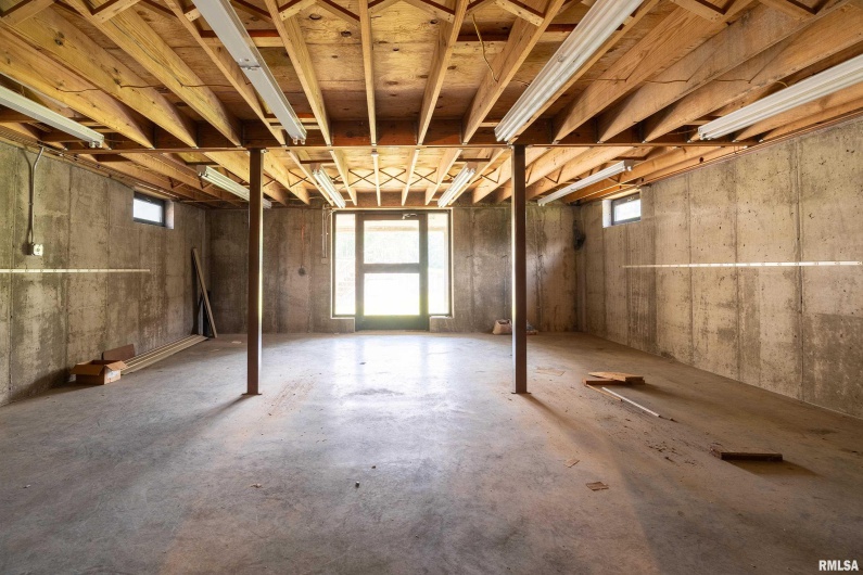 2723 COUNTRY CLUB Road, Carbondale, Illinois 62901, 3 Bedrooms Bedrooms, 0 ,1 BathroomBathrooms,Residential,For Sale,COUNTRY CLUB,0,RMAEB458689