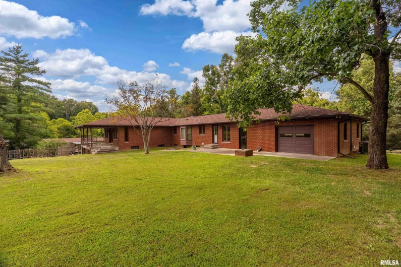 2723 COUNTRY CLUB Road, Carbondale, Illinois 62901, 3 Bedrooms Bedrooms, 0 ,1 BathroomBathrooms,Residential,For Sale,COUNTRY CLUB,0,RMAEB458689