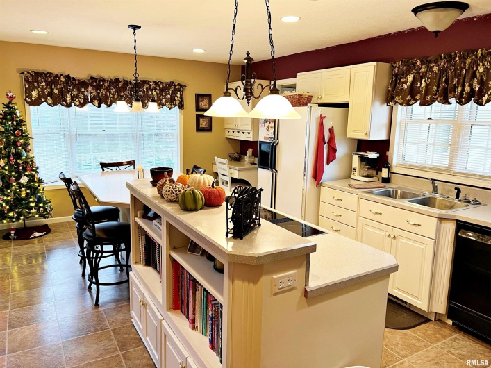 43 LAKEWOOD Drive, Metropolis, Illinois 62960, 5 Bedrooms Bedrooms, 0 ,4 BathroomsBathrooms,Residential,For Sale,LAKEWOOD,0,RMAEB458718