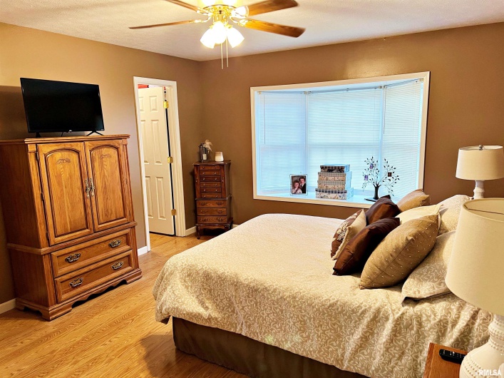 43 LAKEWOOD Drive, Metropolis, Illinois 62960, 5 Bedrooms Bedrooms, 0 ,4 BathroomsBathrooms,Residential,For Sale,LAKEWOOD,0,RMAEB458718