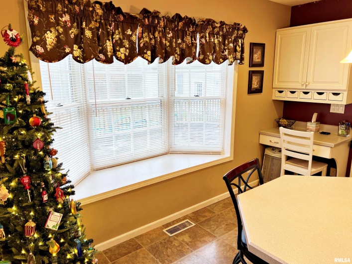 43 LAKEWOOD Drive, Metropolis, Illinois 62960, 5 Bedrooms Bedrooms, 0 ,4 BathroomsBathrooms,Residential,For Sale,LAKEWOOD,0,RMAEB458718