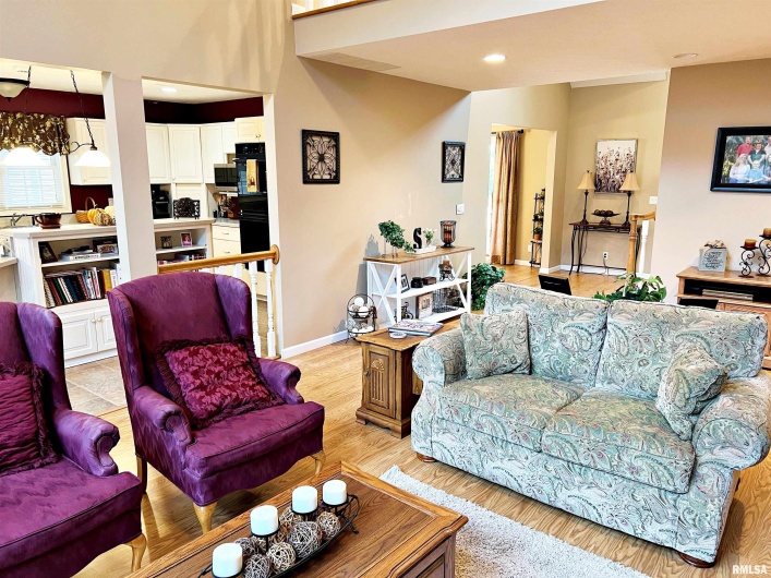 43 LAKEWOOD Drive, Metropolis, Illinois 62960, 5 Bedrooms Bedrooms, 0 ,4 BathroomsBathrooms,Residential,For Sale,LAKEWOOD,0,RMAEB458718